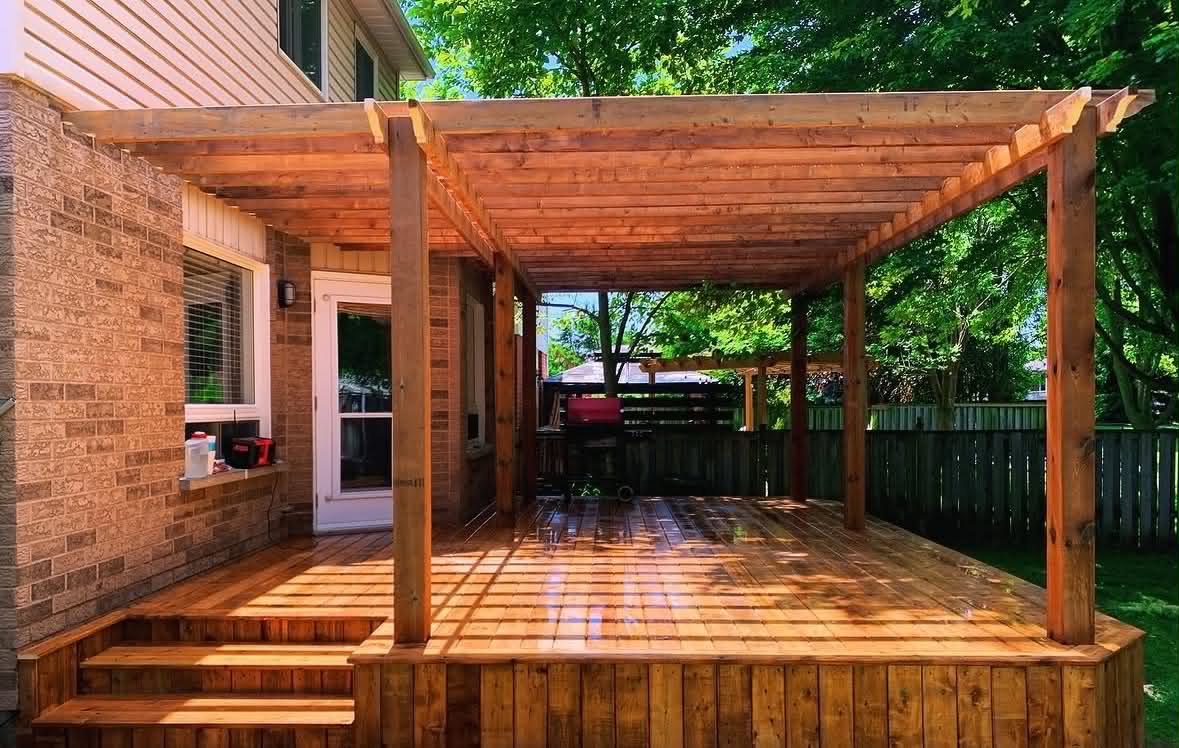 Deck with pergola